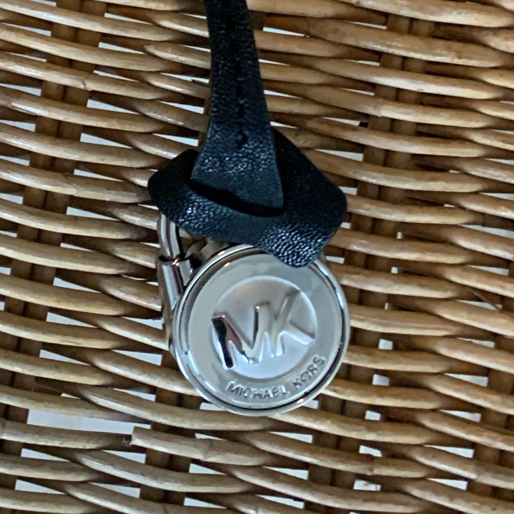 Locking purse accessory.